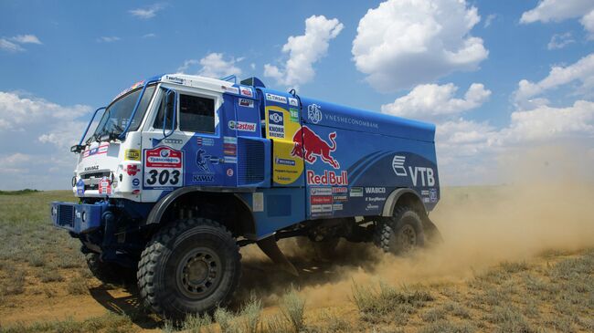 Автомобиль российской команды КАМАЗ-Мастер, управляемый пилотом Эдуардом Николаевым