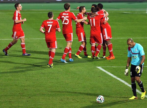Футболисты Баварии празднуют забитый мяч в ворота Раджи