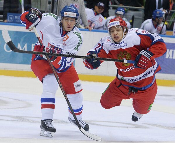 Нападающий сборной России по хоккею Артемий Панарин (справа) в матче с чехами