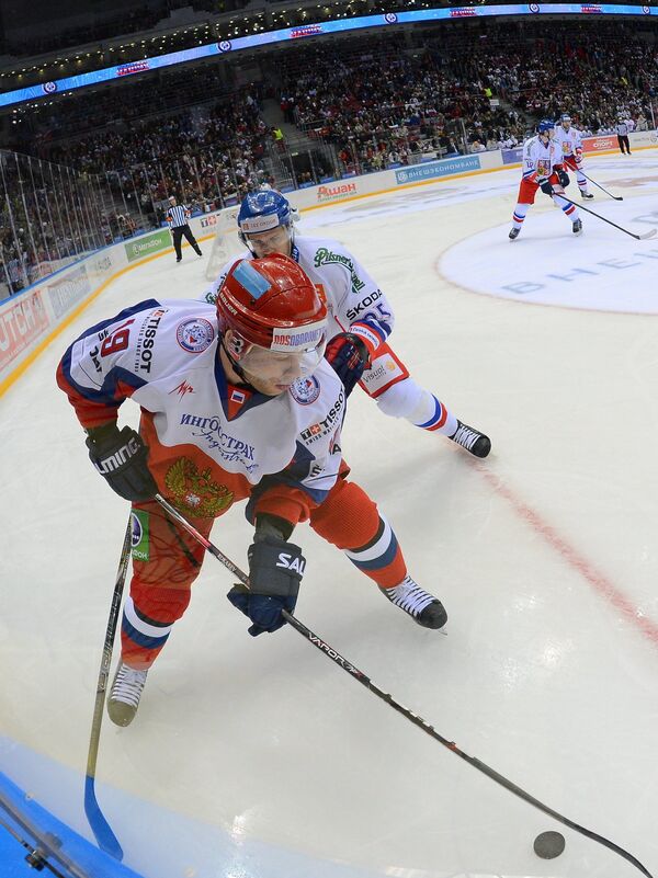 Нападающий сборной России по хоккею Денис Кокарев (на переднем плане) в матче с чехами