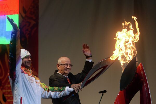 Чемпион Паралимпийских игр в плавании Павел Полтавцев (слева) и губернатор Оренбургской области Юрий Берг во время эстафеты олимпийского огня в Оренбурге