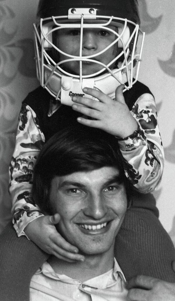 Советский хоккеист Владислав Третьяк со своим сыном.