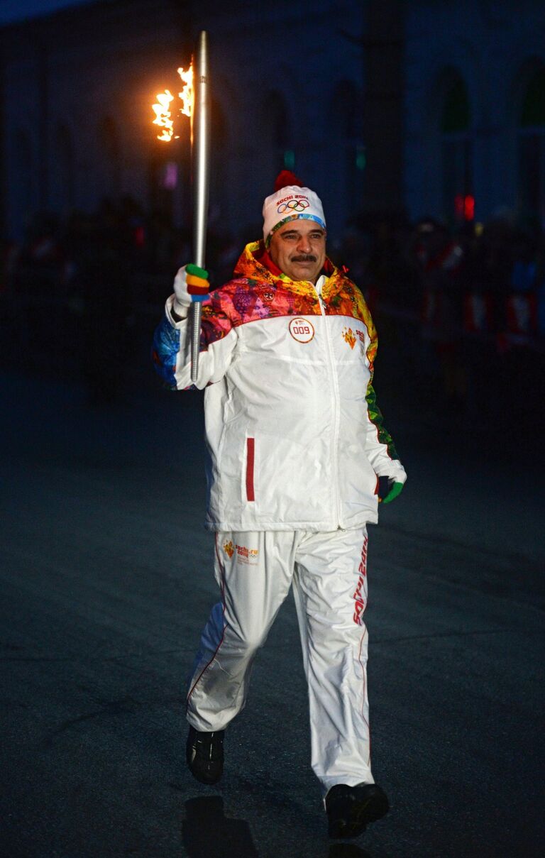 Факелоносец, летчик-космонавт Михаил Корниенко