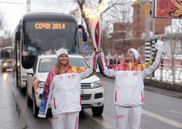 Факелоносцы Николь Родомакина и Роман Маркин во время эстафеты олимпийского огня в Самаре