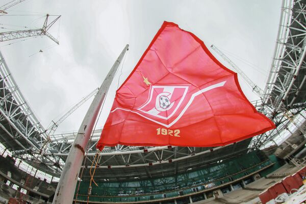 Флаг футбольного клуба Спартак на строительной площадке стадиона Открытие Арена