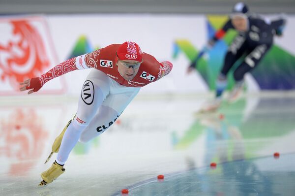 Алексей Есин на дистанции забега на 1500 м среди мужчин на чемпионате России по конькобежному спорту в Сочи