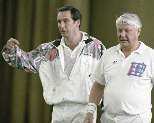 Борис Ельцин и Шамиль Тарпищев после игры в теннис