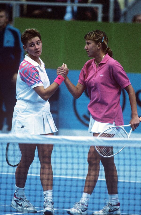 Советские теннисистки Лариса Савченко и Наталья Зверева на корте (Шамиль Тарпищев)