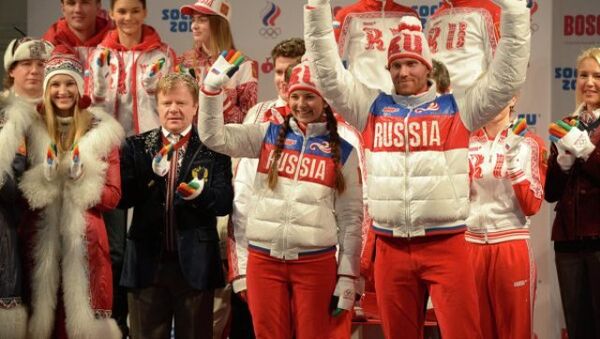 Спортсмены на пьедестале под падающим снегом представили олимпийскую форму РФ