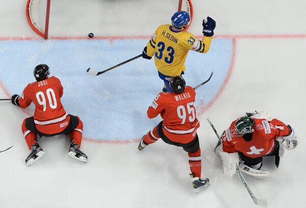 Матч по хоккею между национальными командами Швейцарии и Швеции.