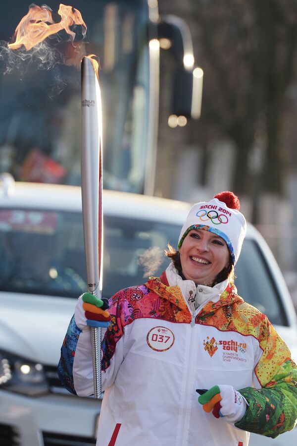 Телекомментатор, чемпионка мира по легкой атлетике Ольга Богословская во время эстафеты олимпийского огня в Чебоксарах