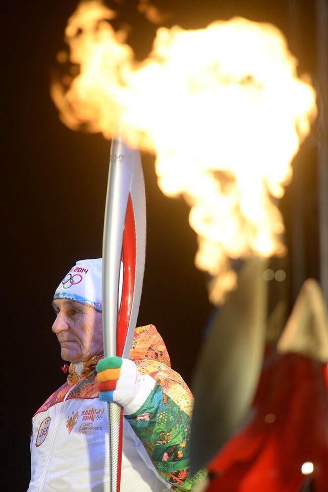 Заслуженный мастер спорта СССР, чемпион Олимпийских игр в Саппоро по лыжным гонкам Владимир Воронков во время церемонии зажжения городской чаши олимпийского огня на стадионе Олимпийский в Чебоксарах