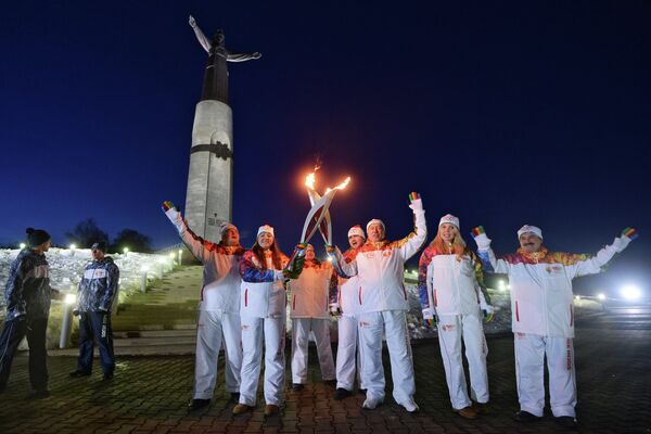 Председатель Государственного совета Чувашской Республики Юрий Попов (в центре) во время эстафеты олимпийского огня у монумента Мать-Покровительница в Чебоксарах