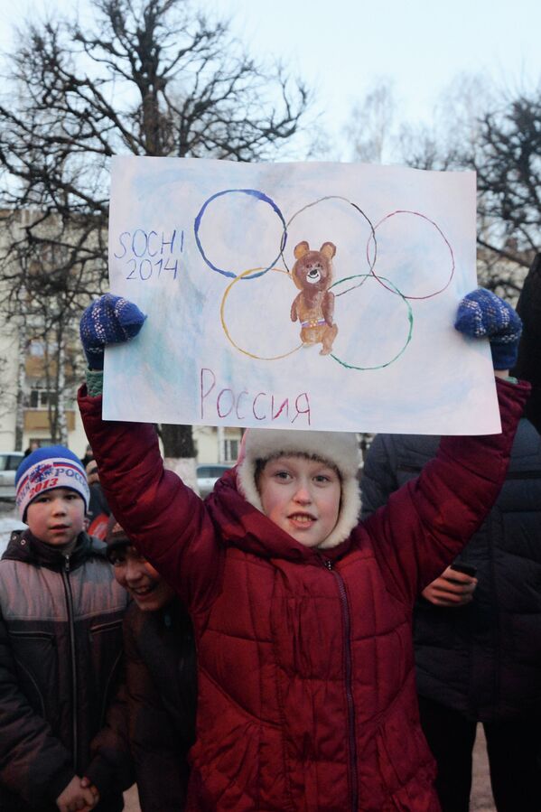 Дети приветствуют участников эстафеты олимпийского огня в Чебоксарах