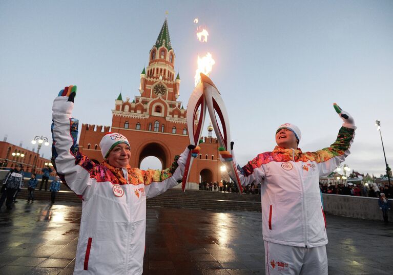 Лауреат конкурса Учитель Сочи 2014 Марина Тыртышная и факелоносец Муса Галлямов во время эстафеты олимпийского огня в Йошкар-Оле