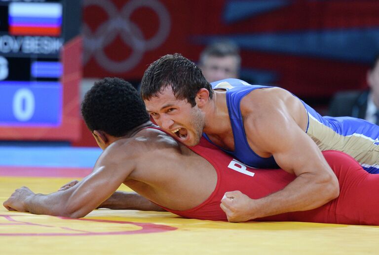 Россиянин Бесик Кудухов (справа) Россиянин Бесик Кудухов (справа)