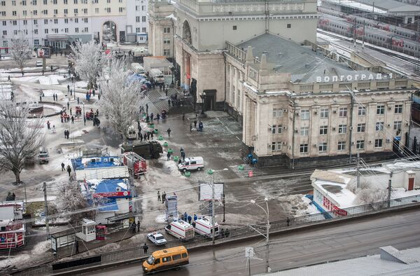 Сотрудники оперативных служб и правоохранительных органов работают у здания железнодорожного вокзала в Волгограде, где произошел теракт