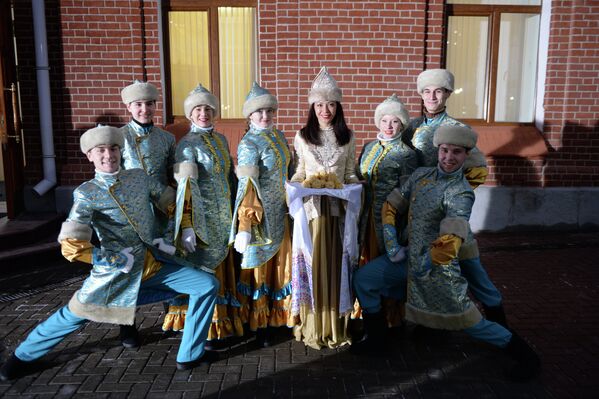 Артисты в национальных костюмах во время встречи эстафеты олимпийского огня на железнодорожном вокзале в Казани