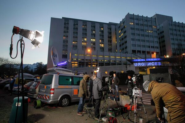 Журналисты у здания госпиталя в Гренобле