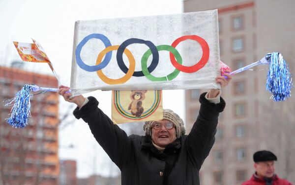 Зритель во время эстафеты Олимпийского огня в Ижевске.