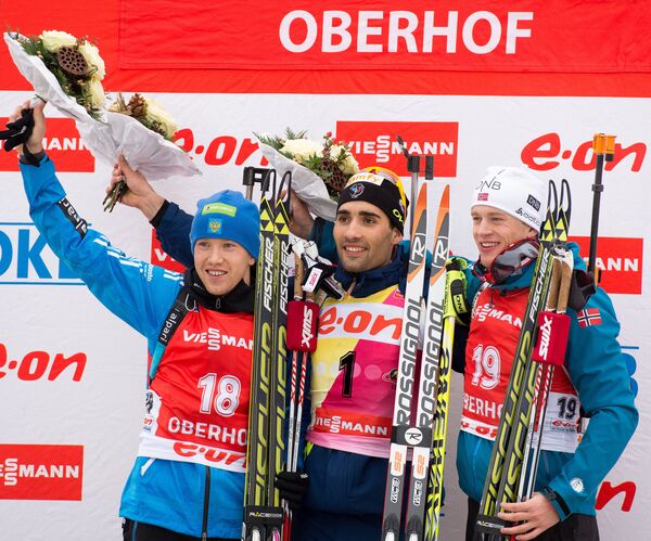 Алексей Волков (Россия) - серебряная медаль, Мартен Фуркад (Франция) - золотая медаль, Тарьей Бе (Норвегия) - бронзовая медаль  (слева направо)