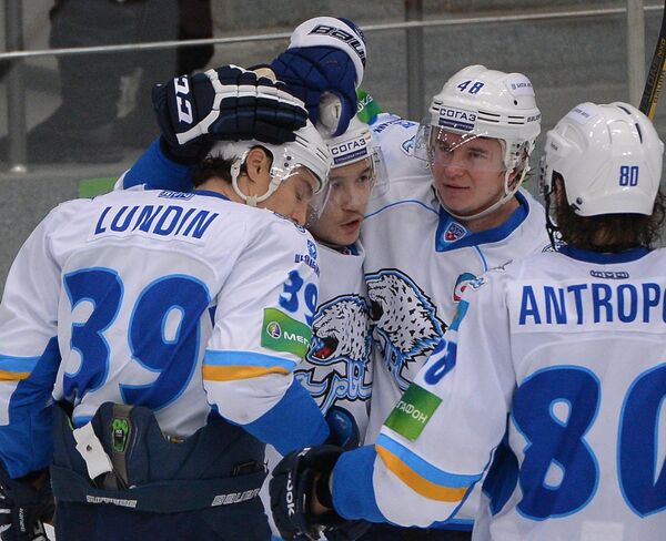 Игроки Барыса Майк Лундин(слева), Николай Антропов, Роман Старченко (справа налево) поздравляют Талгата Жайлауова