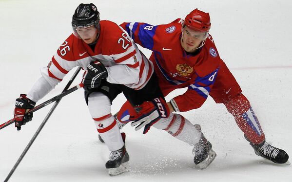 Игрок сборной Канады Кертис Лазар (слева) и игрок сборной России Никита Трямкин