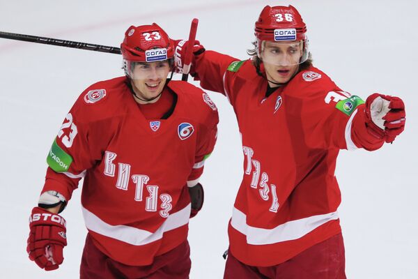 Игроки ХК Витязь Дмитрий Шитиков (слева) и Яков Селезнев