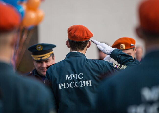 Курсанты-первокурсники Дальневосточной пожарно-спасательной академии МЧС России приняли присягу на территории ДВФУ на острове Русском во Владивостоке