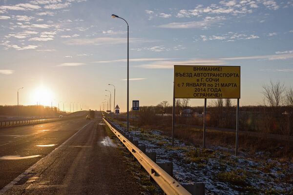 Знак, предупреждающий водителей об ограничениях на въезд автомобильного транспорта в город Сочи