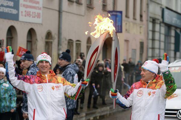 Двукратный олимпийский чемпион по биатлону Николай Круглов (справа) и сотрудник предприятия Группа ГАЗ Василий Ерушов