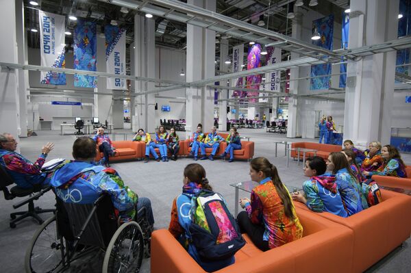 Волонтеры в первый день работы главного медиацентра в Олимпийском парке в Сочи