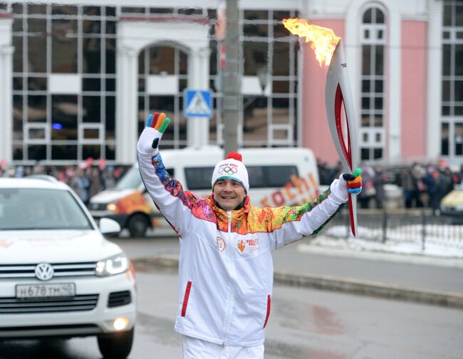 Факелоносец, олимпийский чемпион 2004 года, заслуженный мастер спорта России по греко-римской борьбе Алексей Мишин во время эстафеты олимпийского огня в Саранске