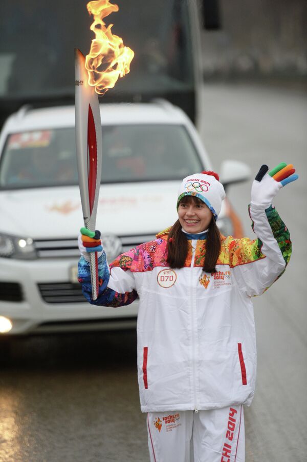 Факелоносец Елена Лашманова во время эстафеты олимпийского огня в Саранске