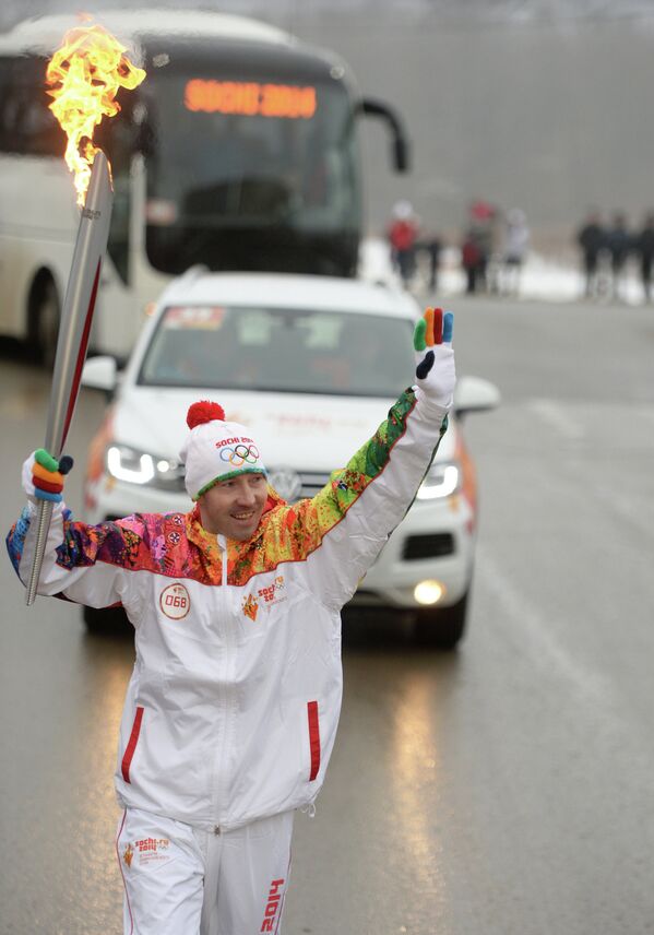 Факелоносец Сергей Кирдяпкин во время эстафеты олимпийского огня в Саранске