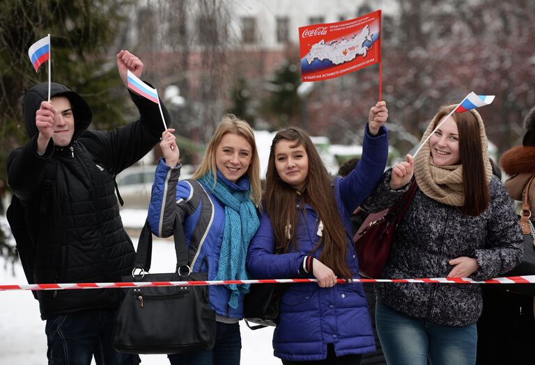 Зрители следят за ходом эстафеты олимпийского огня в Пензе