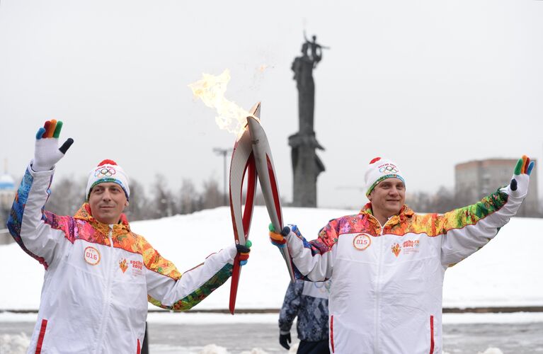 Факелоносцы Роман Липатов и Сергей Гельцер (справа)