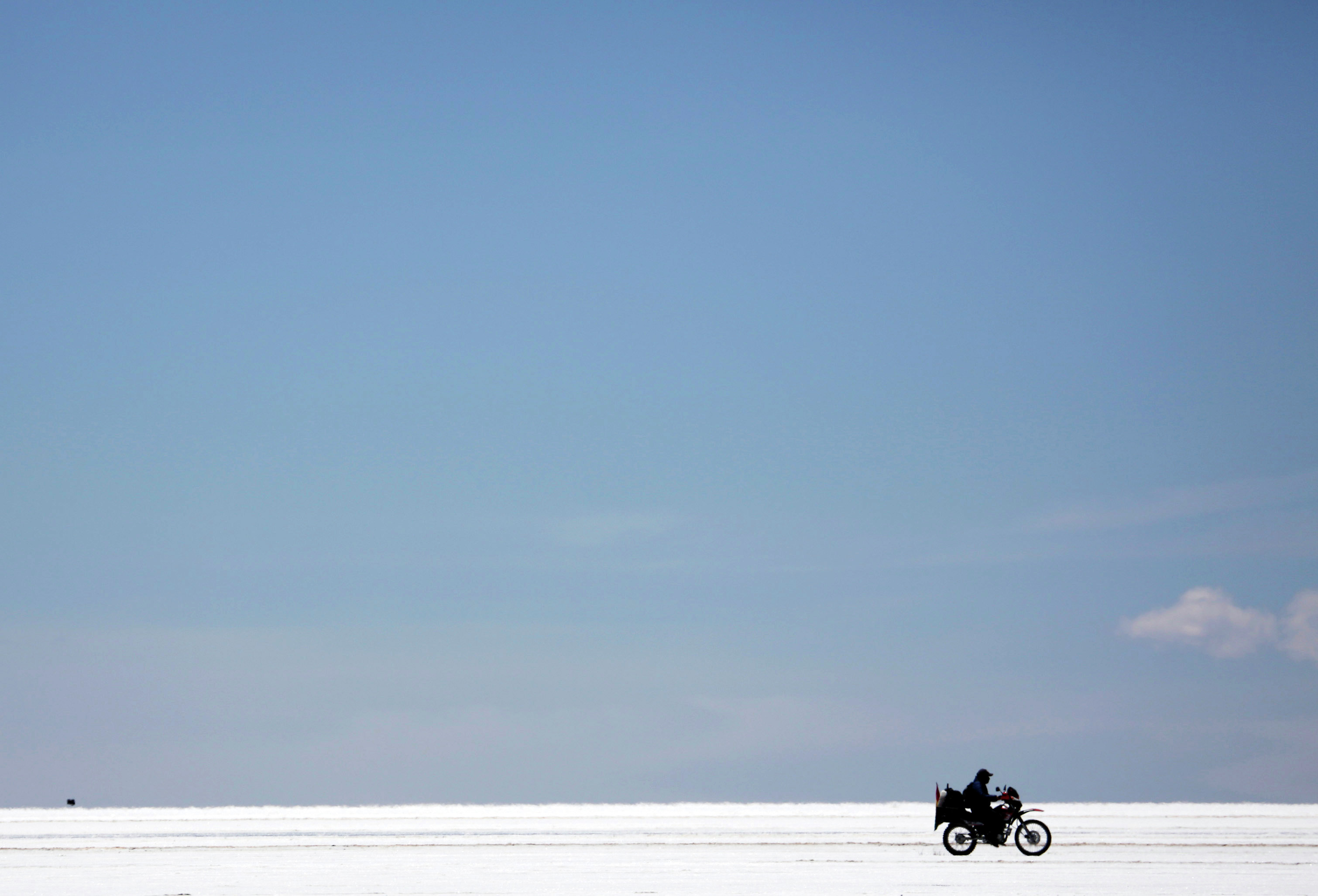 Мотоциклист на соляной равнине к югу от Ла Паса. десятка