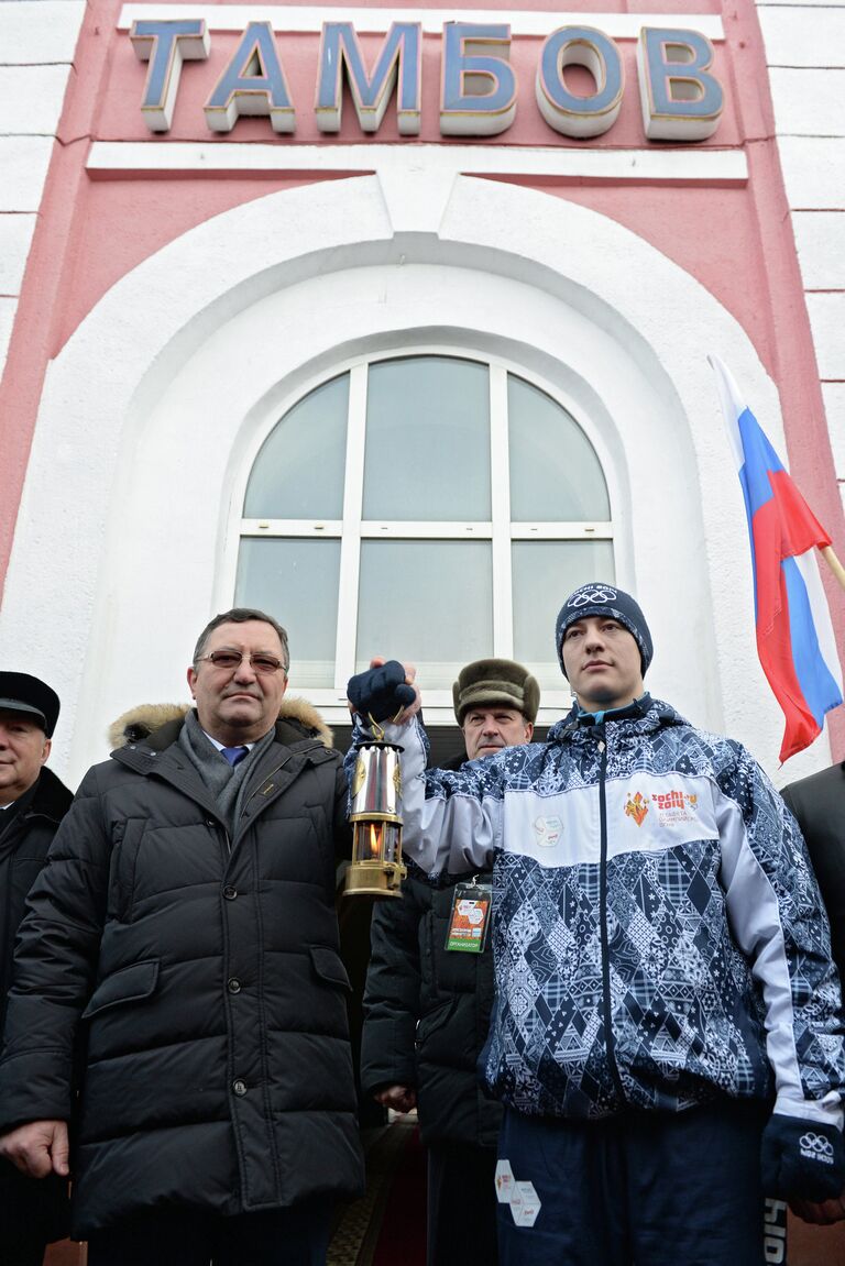 Олег Бетин (слева) во время встречи Олимпийского огня