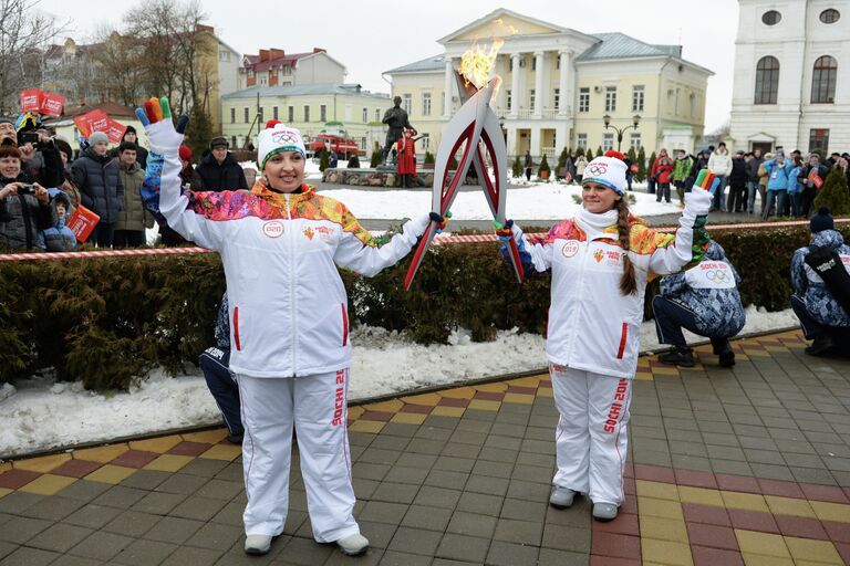 Факелоносцы Екатерина Локтева (справа) и Светлана Быстрова