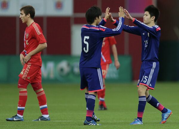 Футболисты юношеской сборной Японии радуются забитому мячу в ворота юношеской сборной Росссии
