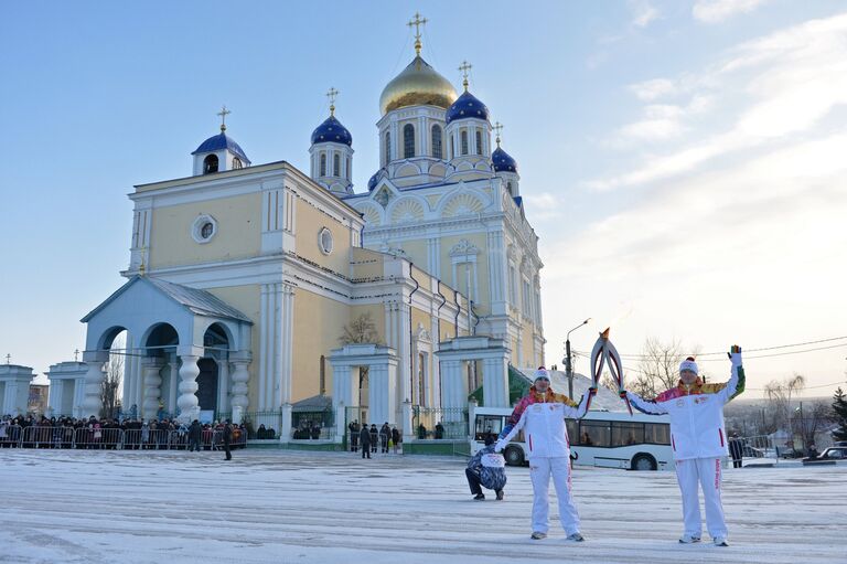 Валерий Меренков и факелоносец Юрий Кузьмин. Елец