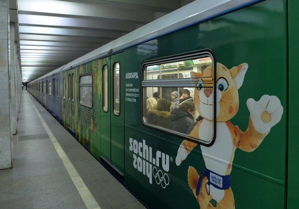 Поезд с символикой Сочи 2014 на станции Серпуховско-Тимирязевской линии московского метрополитена