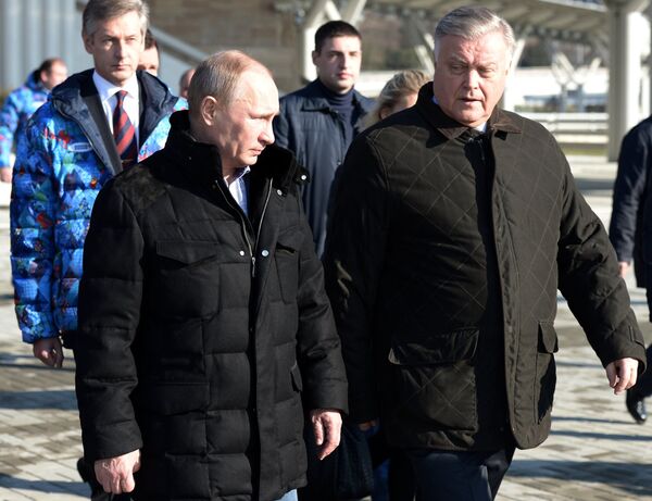 Владимир Путин (слева) и Владимир Якунин осматривают ж/д станцию Олимпийский парк