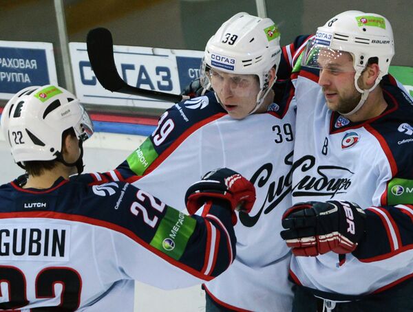 Хоккеисты Сибири Олег Губин, Степан Санников и Дмитрий Моня (слева направо)