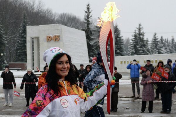 Факелоносец во время эстафеты олимпийского огня в Курске