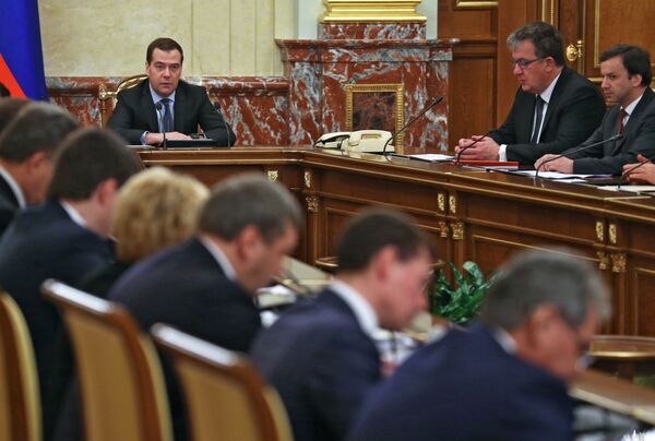Председатель правительства России Дмитрий Медведев (слева на втором плане) на заседании кабинета министров в Доме правительства РФ