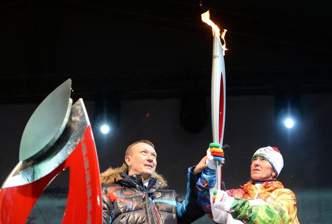 Заслуженный мастер спорта по лыжным гонкам, чемпионка ХХ зимних Олимпийских игр 2006 года Лариса Куркина и губернатор Брянской области Николай Денин
