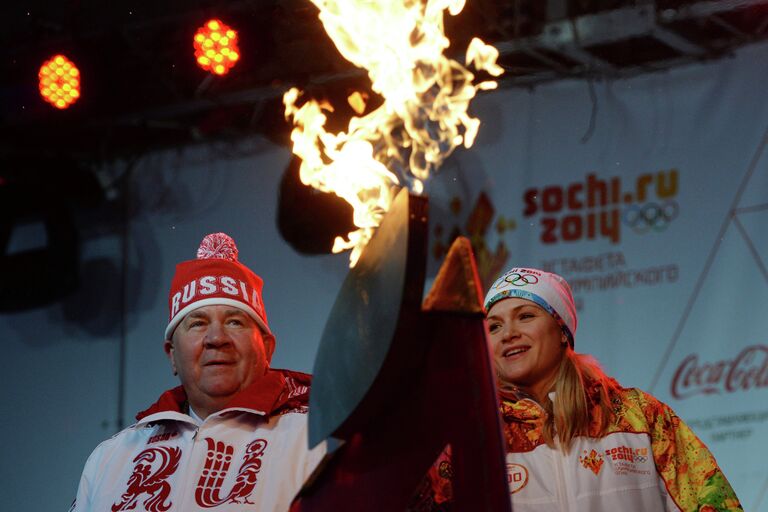 Губернатор Курской области Александр Михайлов и олимпийская чемпионка 2008 года по фехтованию, заслуженный мастер спорта Евгения Ламонова