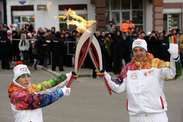 Факелоносец Адриана де Круа-Ре (справа) во время эстафеты олимпийского огня в Белгороде